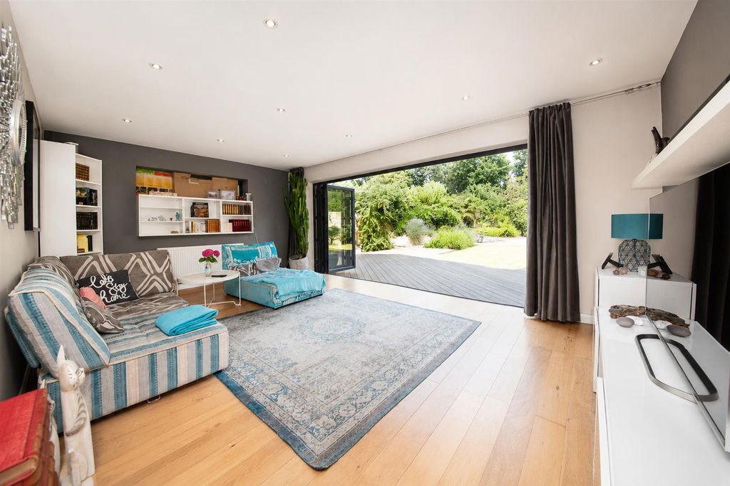 Property photo 3 of 26 330 Vale Road (26).Jpg