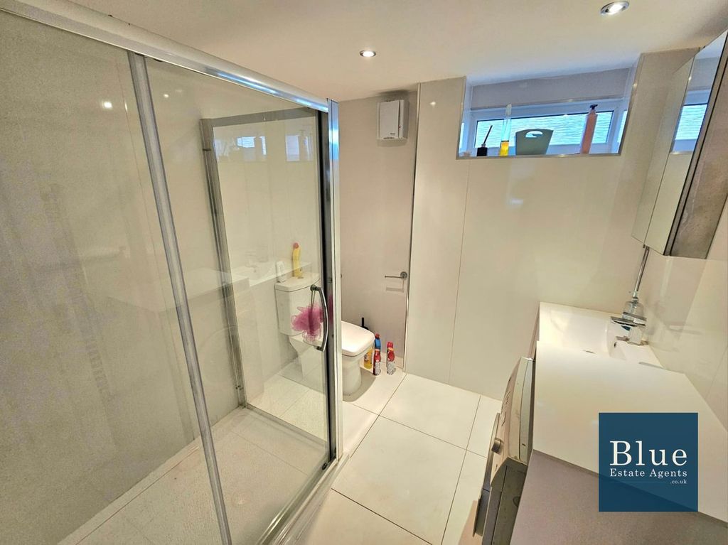 Property photo 2 of 4 Shower Suite