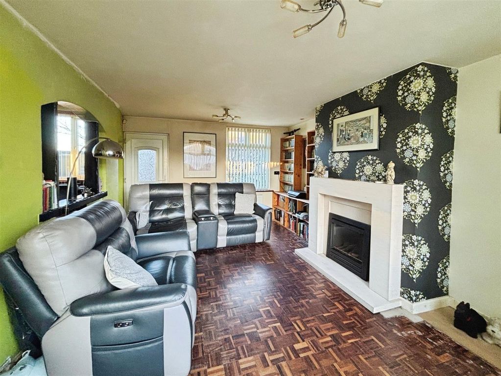 Property photo 2 of 13 Lounge