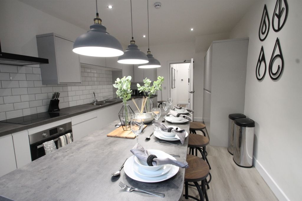 Property photo 2 of 6 Kitchen Dinner Servi