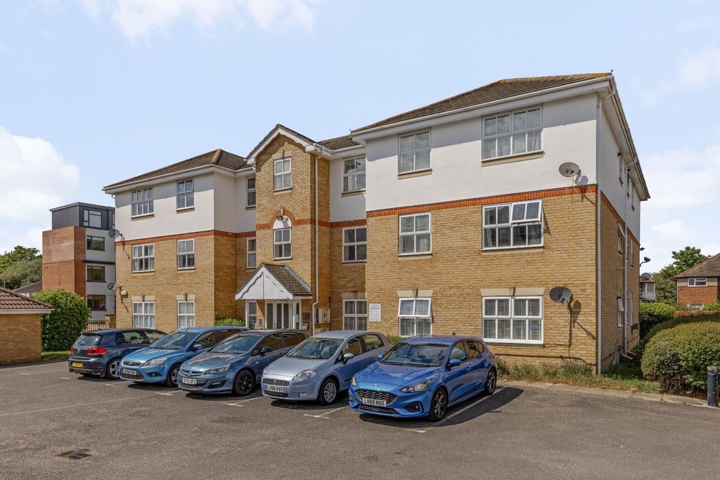 Property photo 2 of 15 13 Montana Gardens, Se26 - 14.Jpg