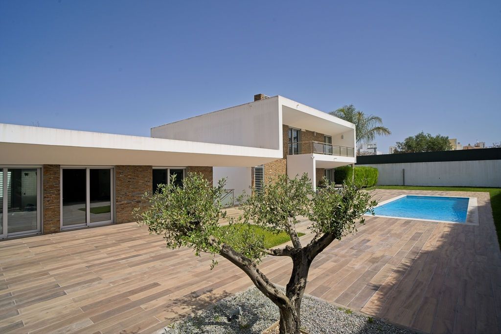 Property photo 3 of 59