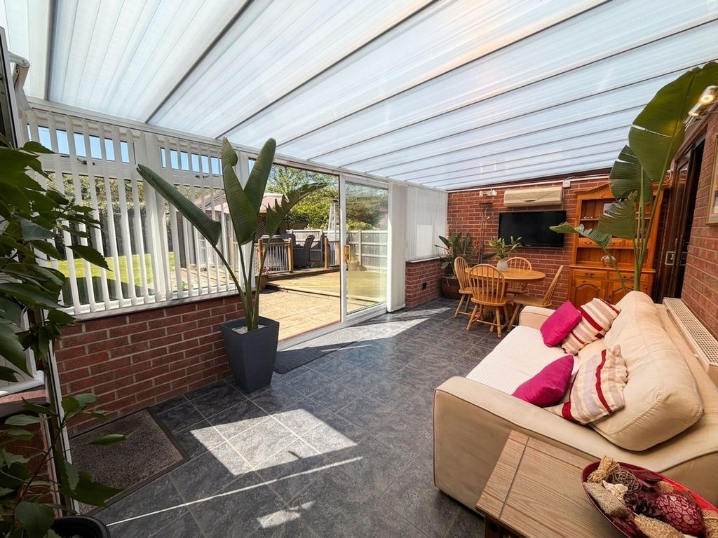 Property photo 3 of 20 Conservatory
