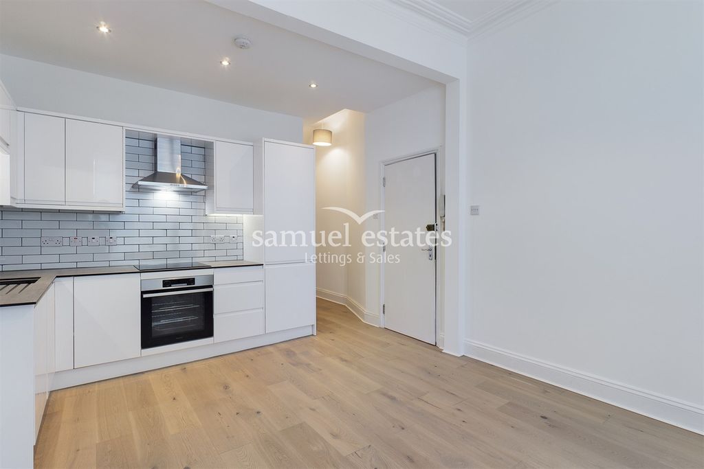 Property photo 2 of 14 Living Room / Kitchen