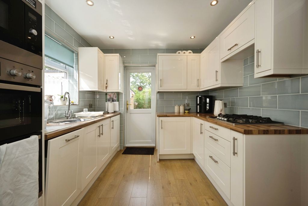 Property photo 2 of 17 Kitchen