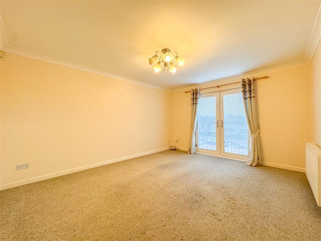 Property photo 3 of 15 Lounge