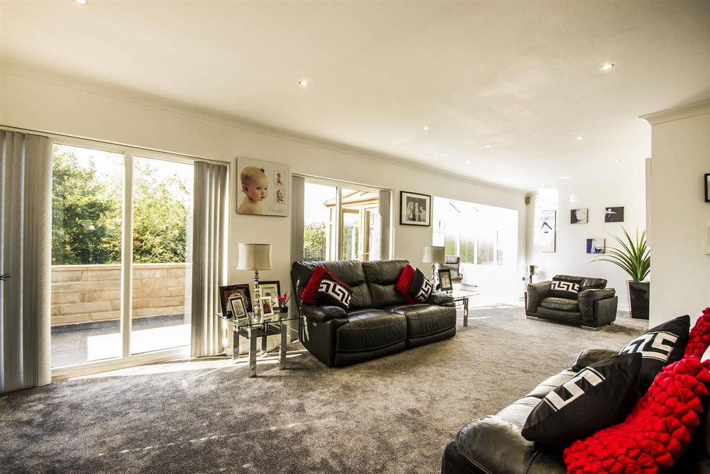 Property photo 3 of 51 Open Plan Living Room