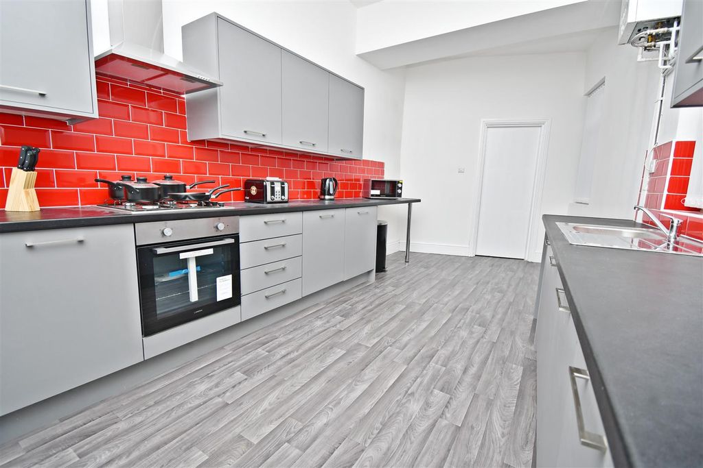 Property photo 3 of 5 Kitchen (14).Jpg