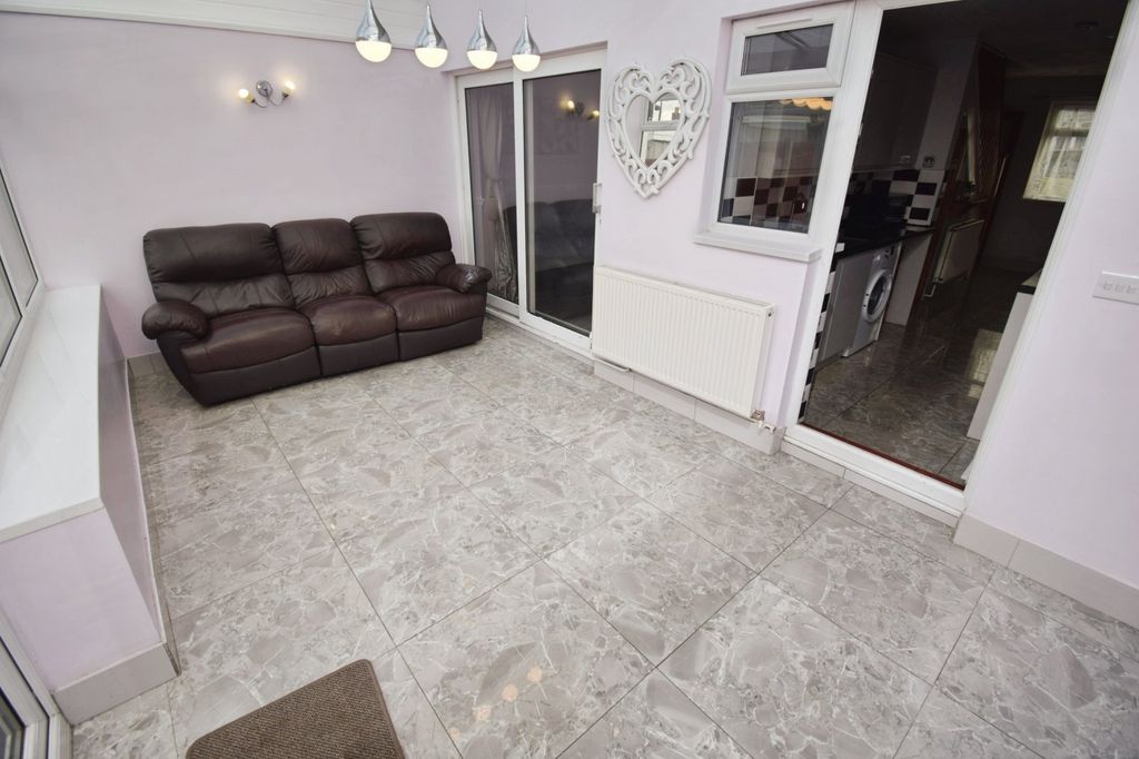 Property photo 3 of 27 Conservatory