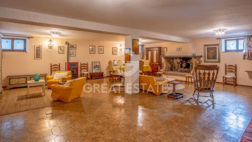 Property photo 2 of 30 Interiors