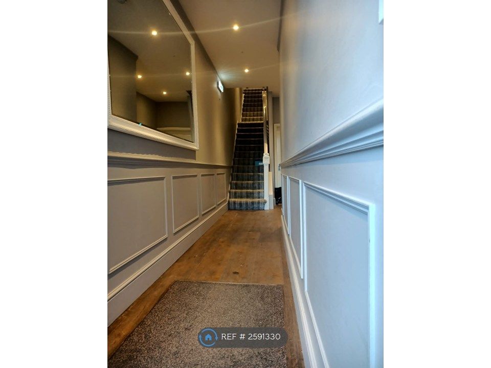 Property photo 2 of 18 Communal Entrance