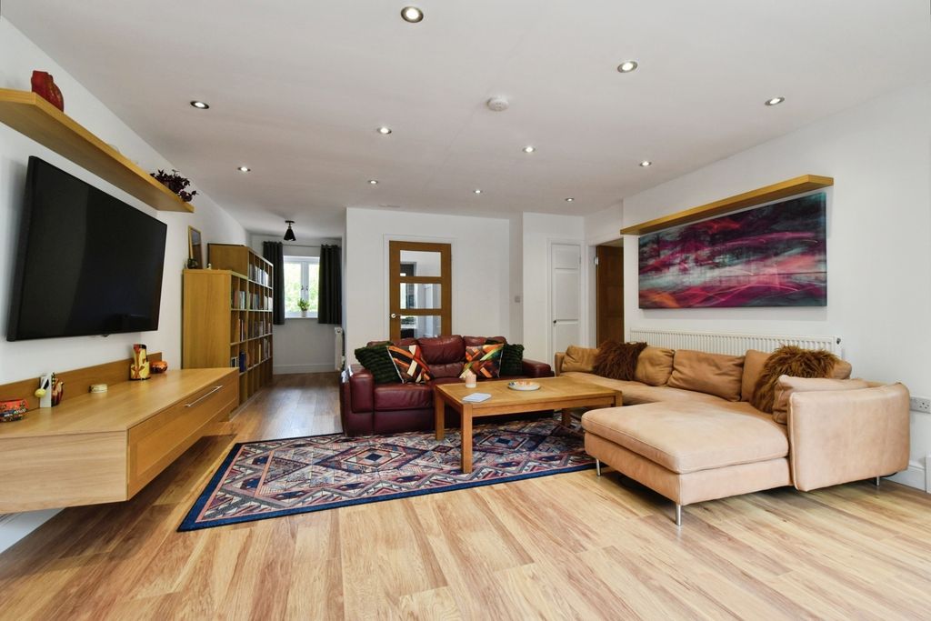 Property photo 3 of 33 Pbox-Img.Jpg