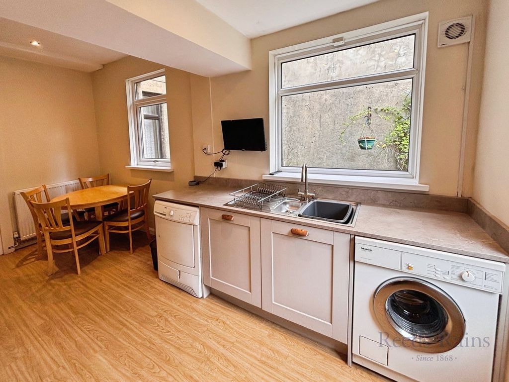 Property photo 3 of 14 Kitchen