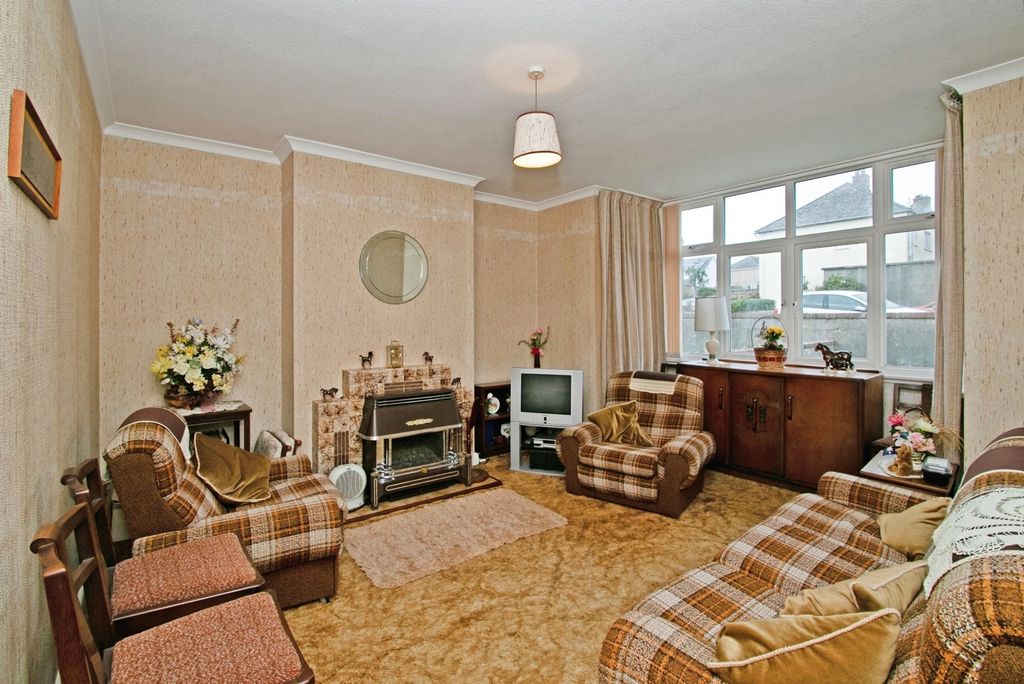 Property photo 2 of 18 Lounge