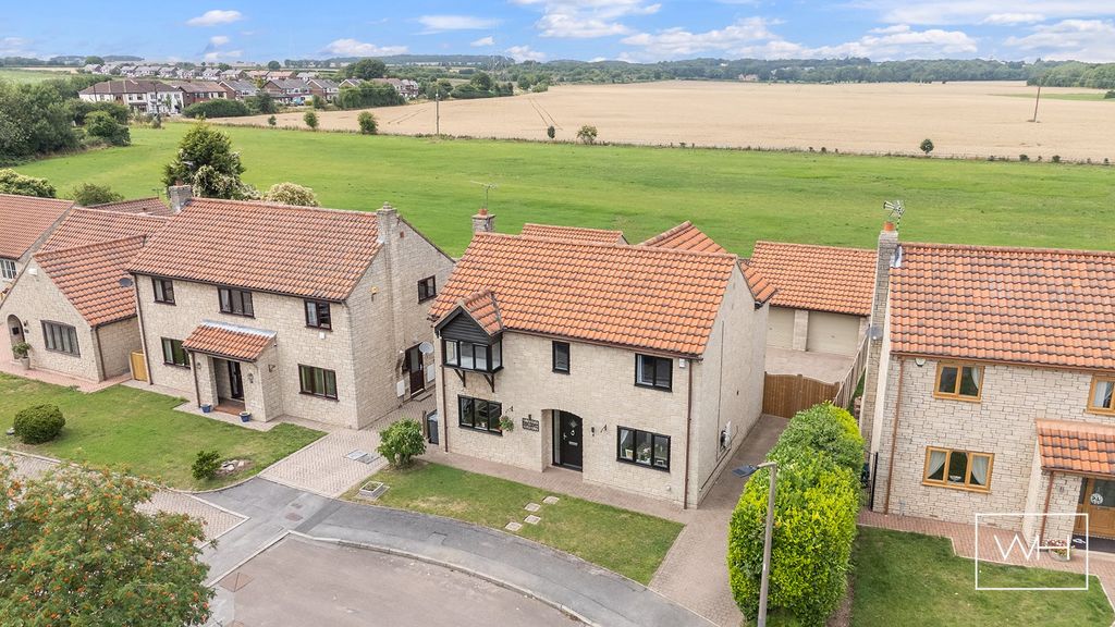 Property photo 1 of 20 4 Manor Farm Close, Sutton  03_297