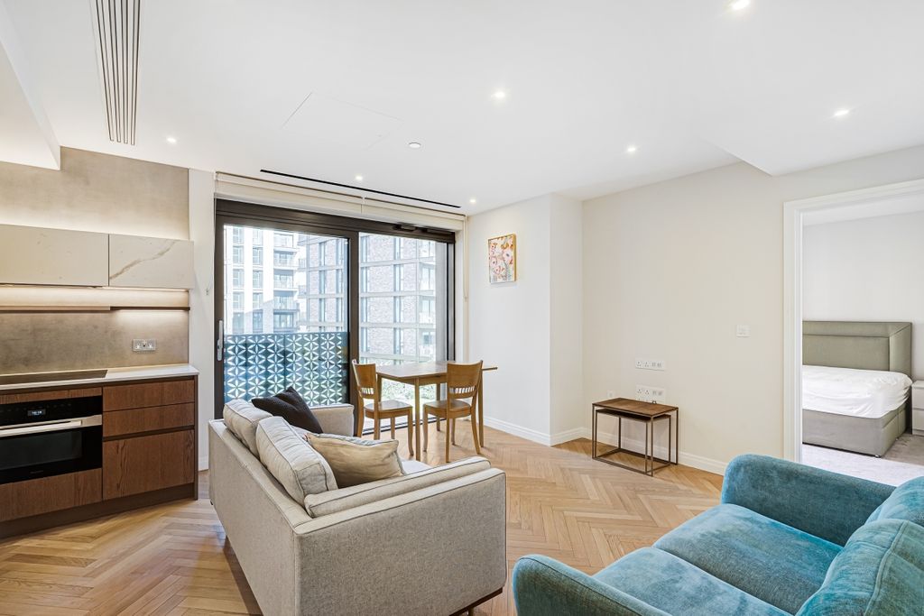 Property photo 3 of 14 18 Hampton House ...