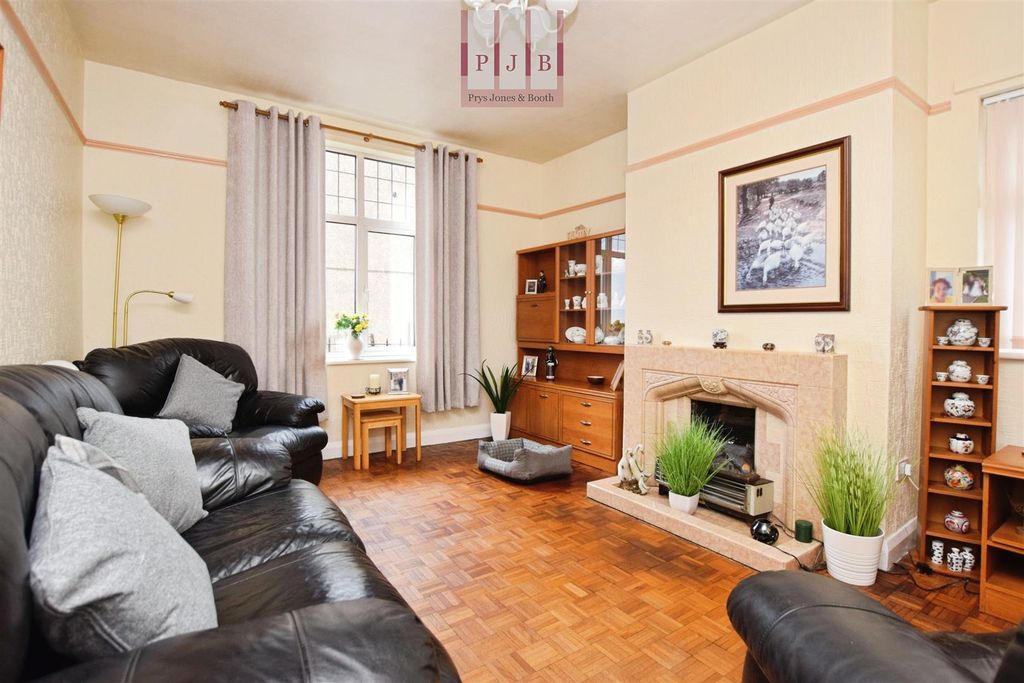 Property photo 3 of 20 Lounge.Jpg