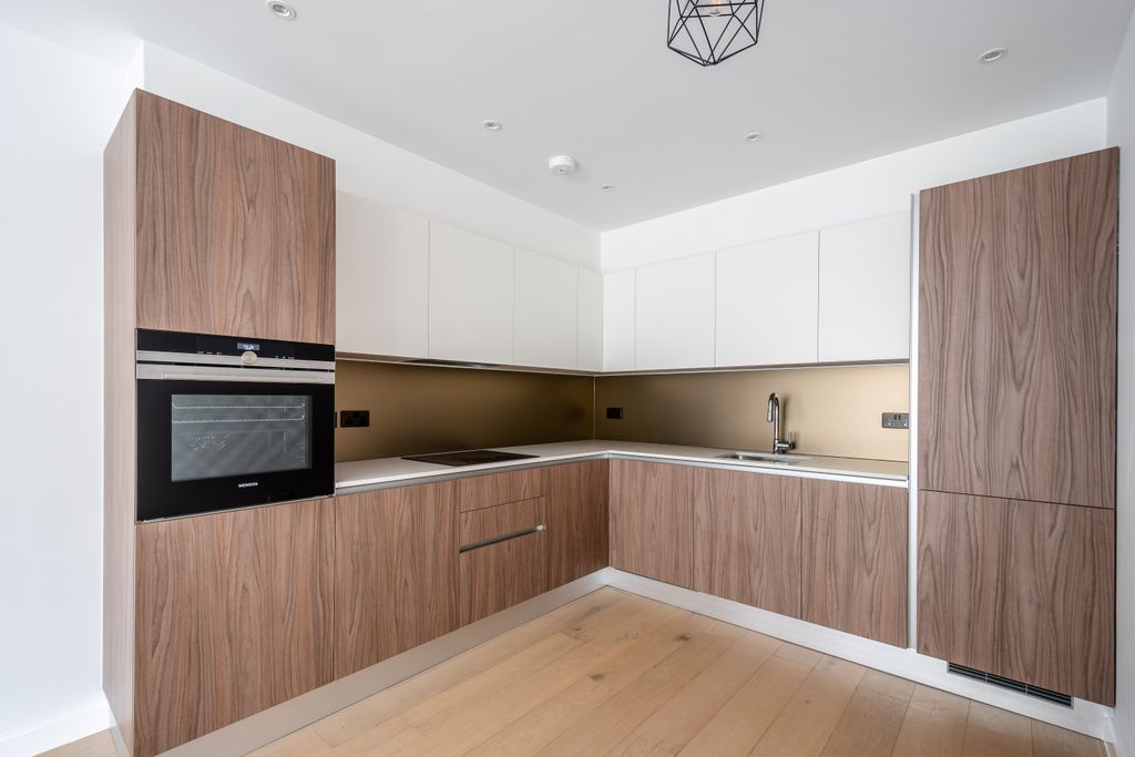 Property photo 3 of 6 Compayne Gardens 82 Flat 1 - Kitchen (1)