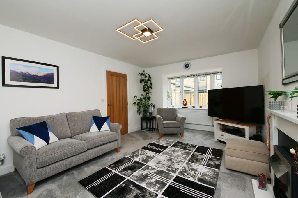 Property photo 3 of 36