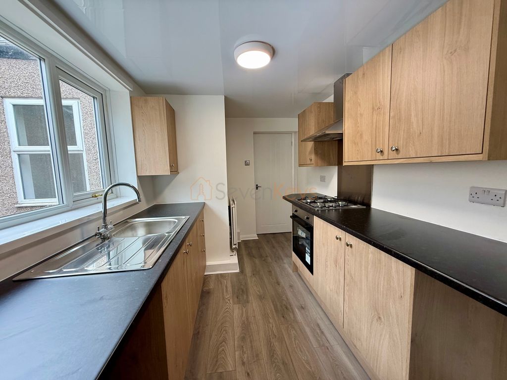Property photo 2 of 7 Noble 3