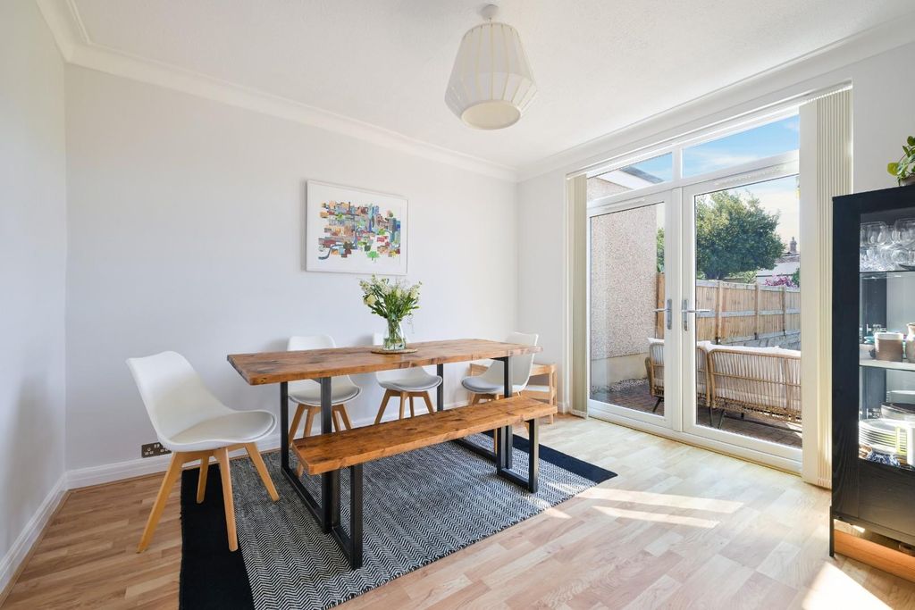 Property photo 3 of 17 Elmstead Gardens,  (1).Jpg