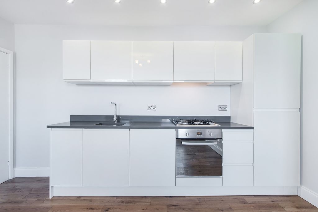 Property photo 3 of 9 Kitchen