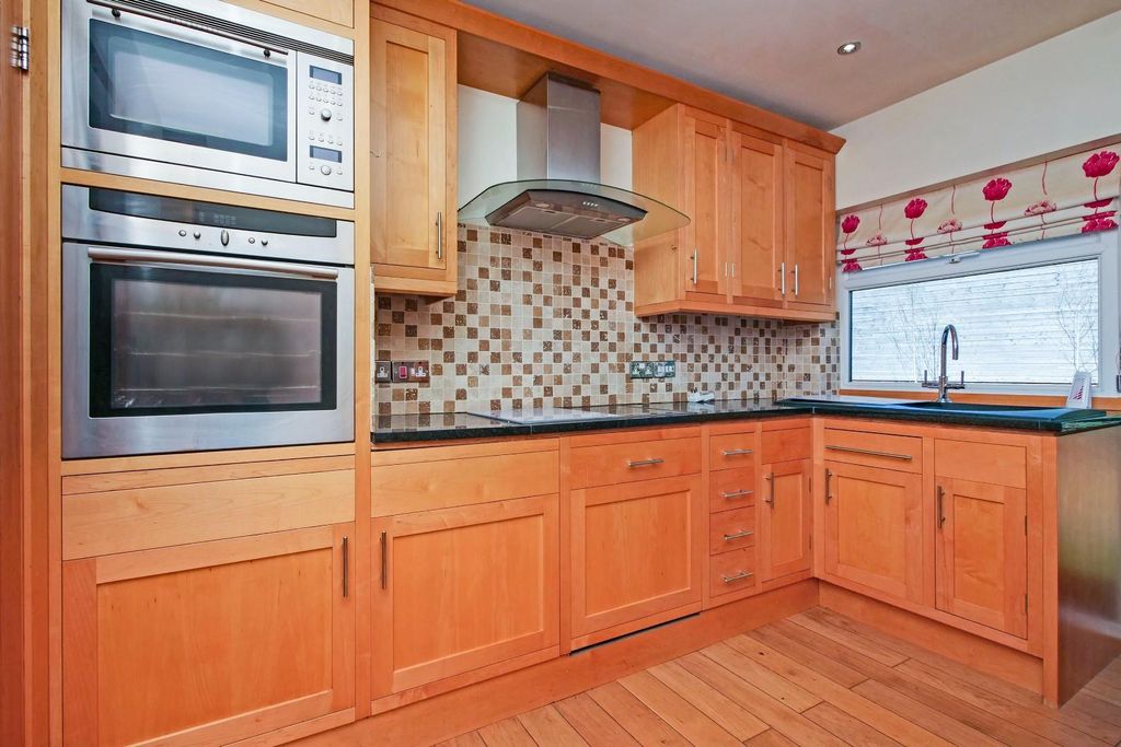 Property photo 3 of 16 Kitchen