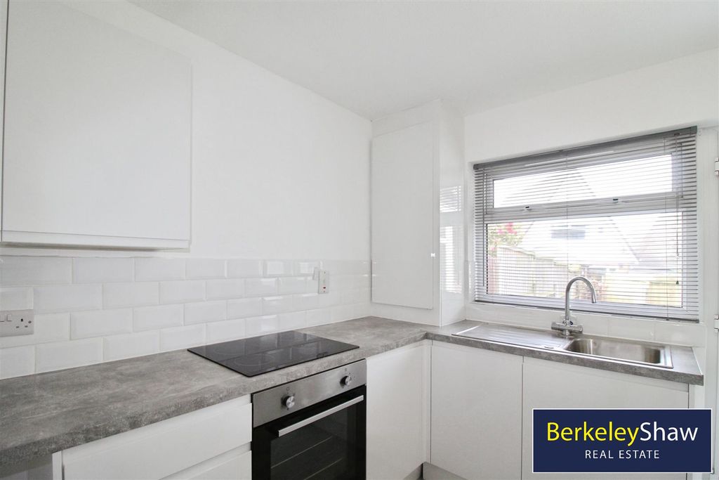 Property photo 3 of 10 Kitchen