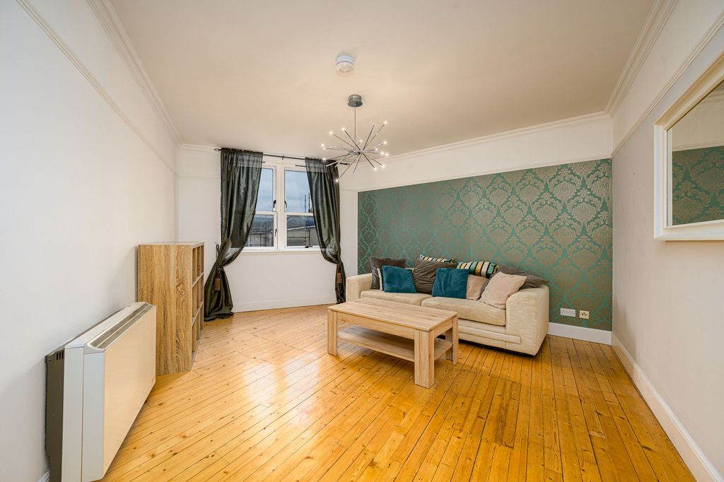 Property photo 1 of 11 Lounge