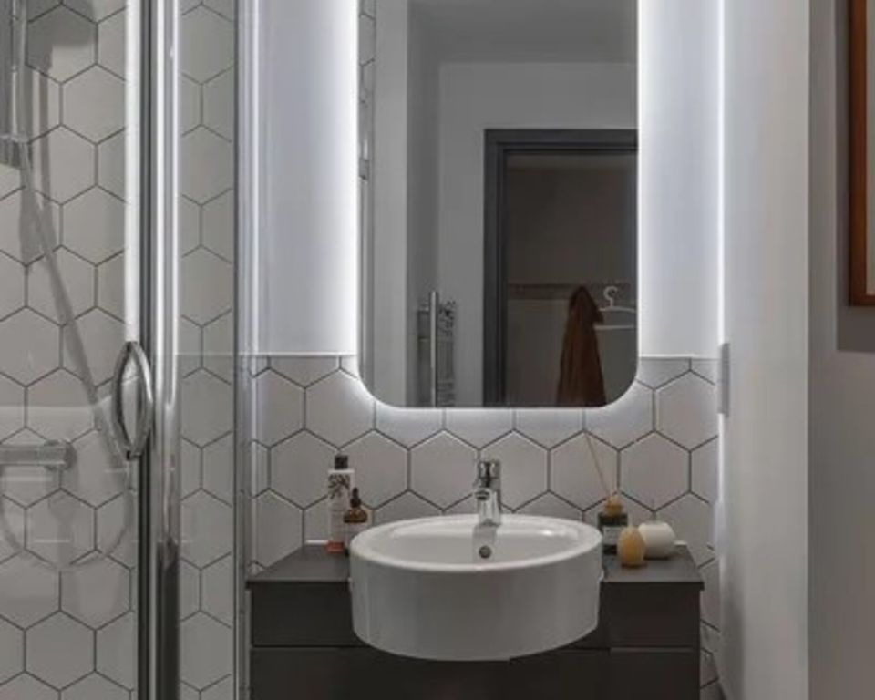 Property photo 3 of 21 Bathroom