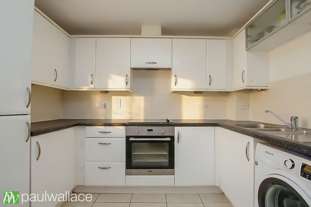 Property photo 3 of 11 Kitchen