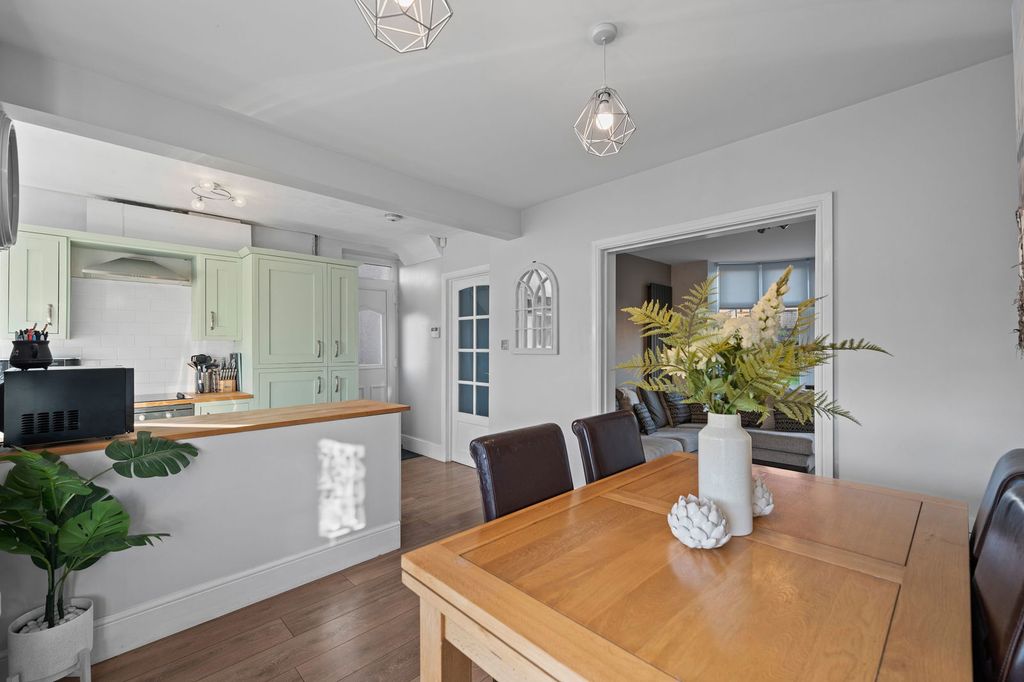 Property photo 2 of 32