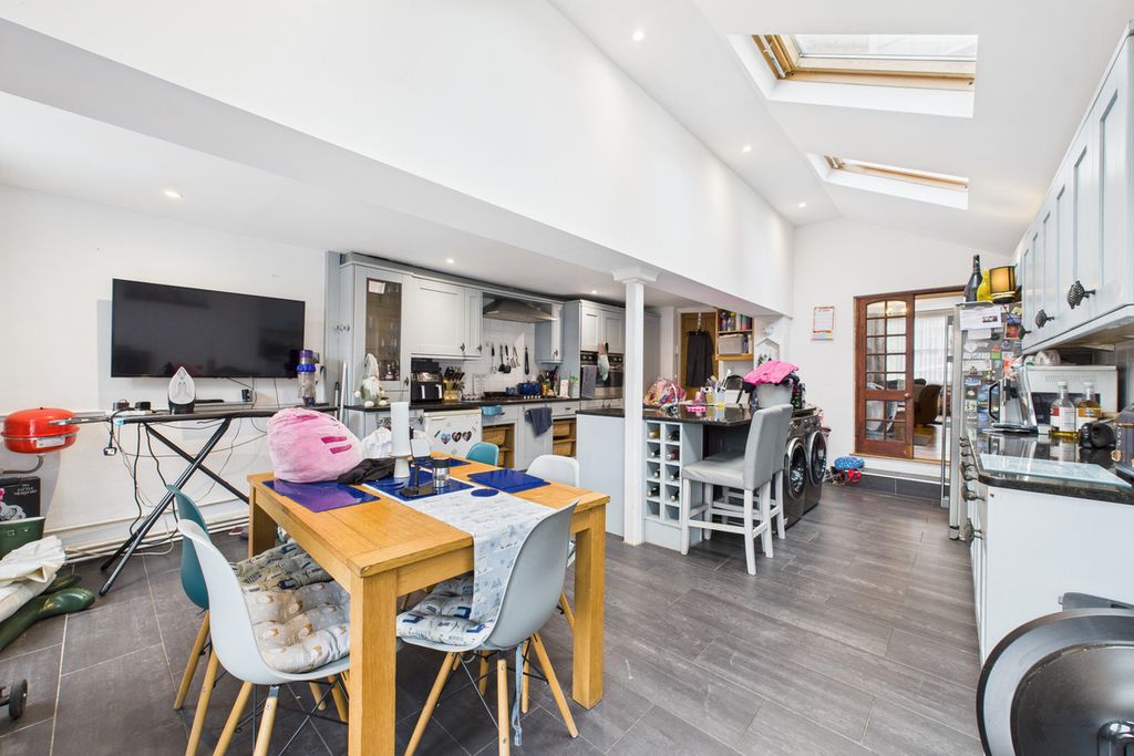 Property photo 3 of 23