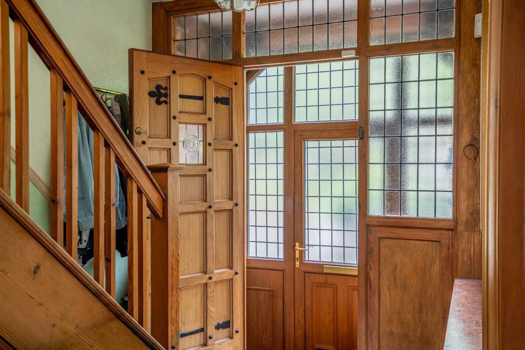 Property photo 2 of 18 Hallway