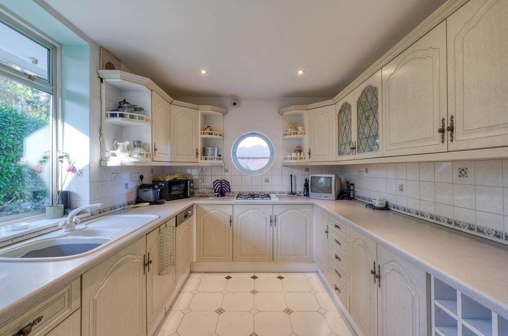 Property photo 3 of 27