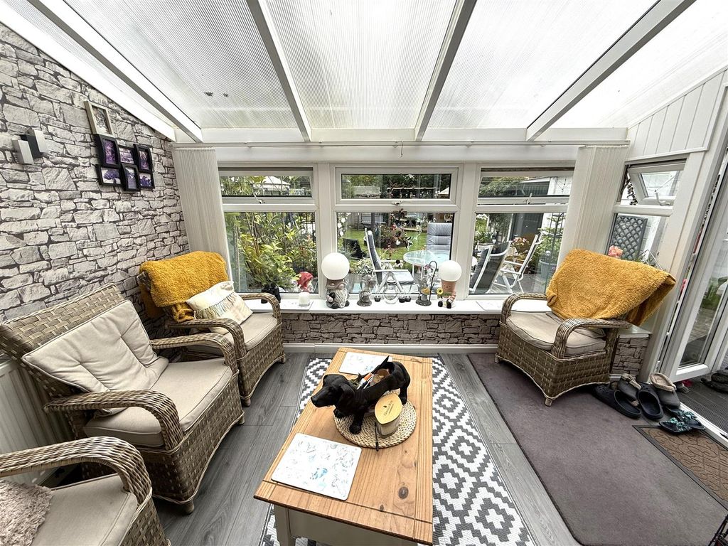 Property photo 3 of 21 Conservatory A.Jpg