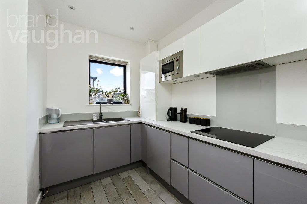Property photo 3 of 12 Kitchen