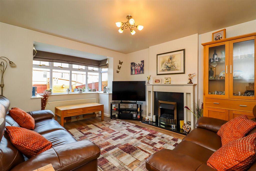 Property photo 3 of 16 Lounge