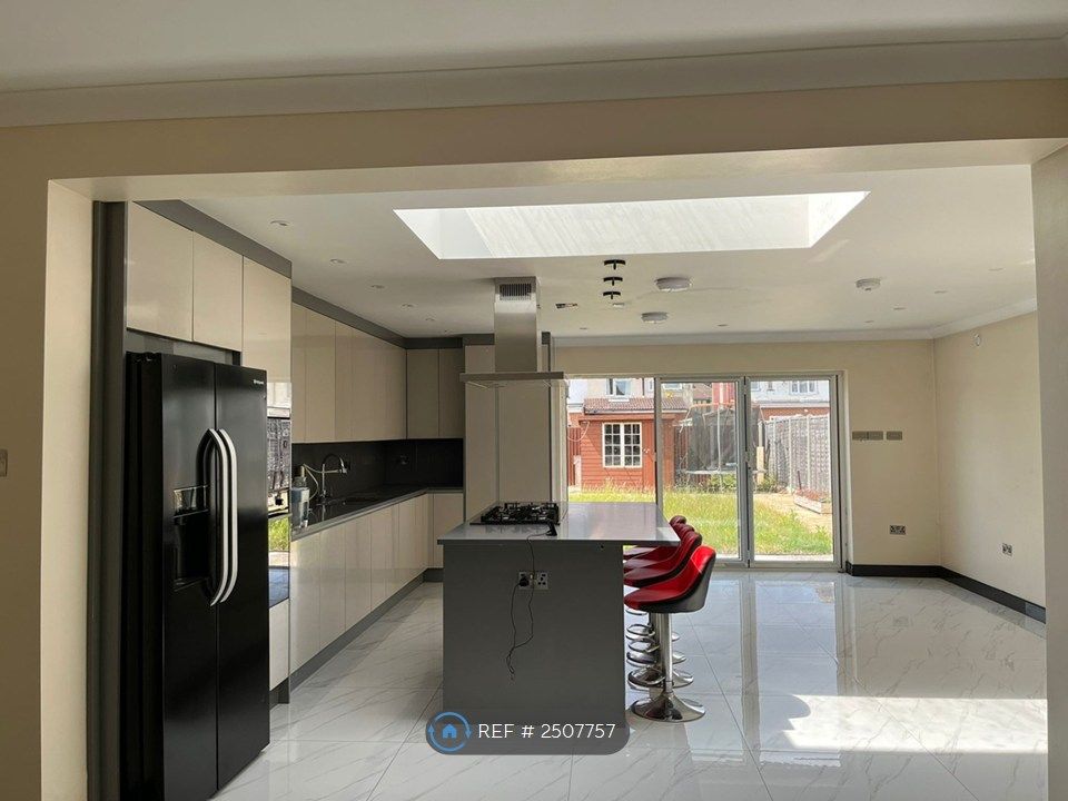 Property photo 3 of 11 Kitchen