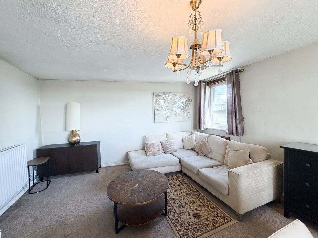 Property photo 3 of 13 Grantham Road E12