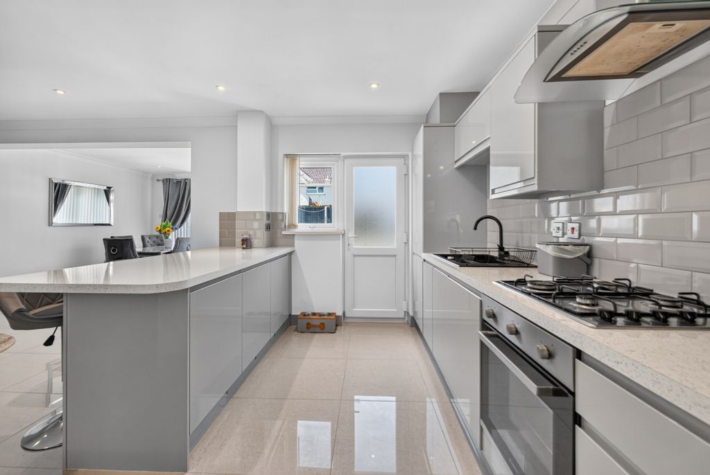 Property photo 3 of 20 5156668