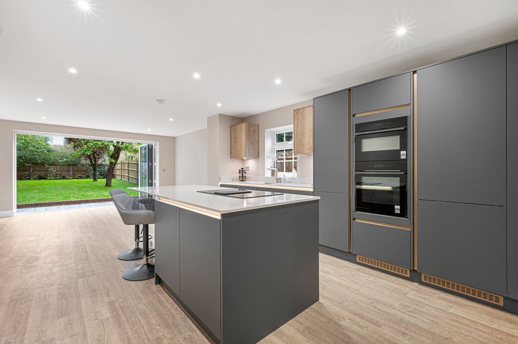 Property photo 2 of 25