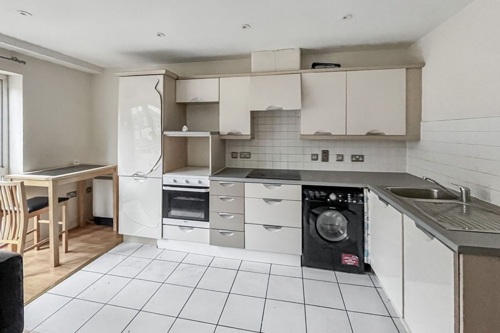 Property photo 3 of 6 Flat 6 Lapidge House, 5 Coombe Road, Kingston Upon Thames, Surrey Kt2 7Ab