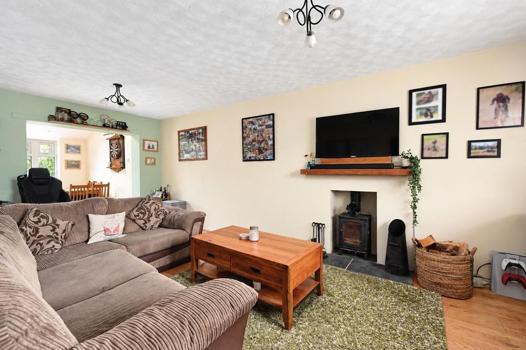 Property photo 2 of 11 Franklin Avenue