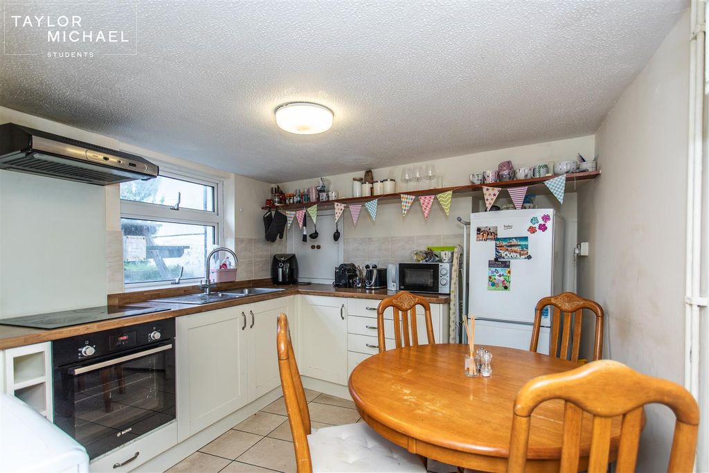 Property photo 2 of 21 Kitchen