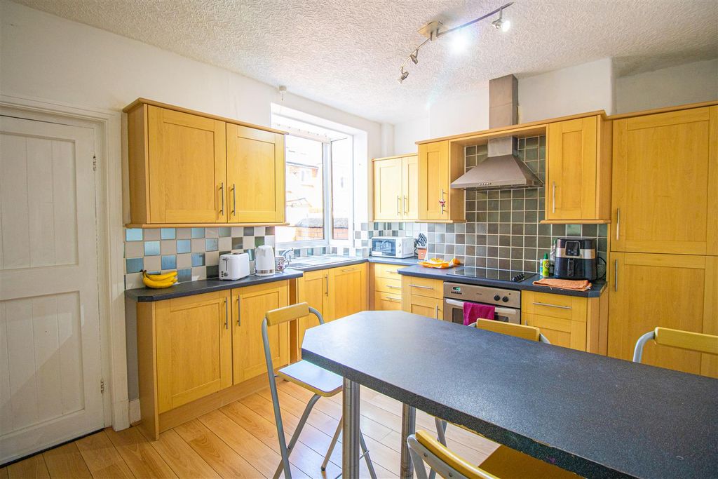 Property photo 3 of 8 Kitchen