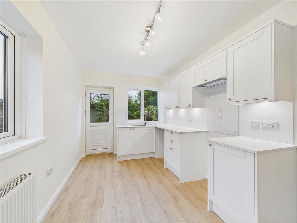 Property photo 2 of 11 Kitchen