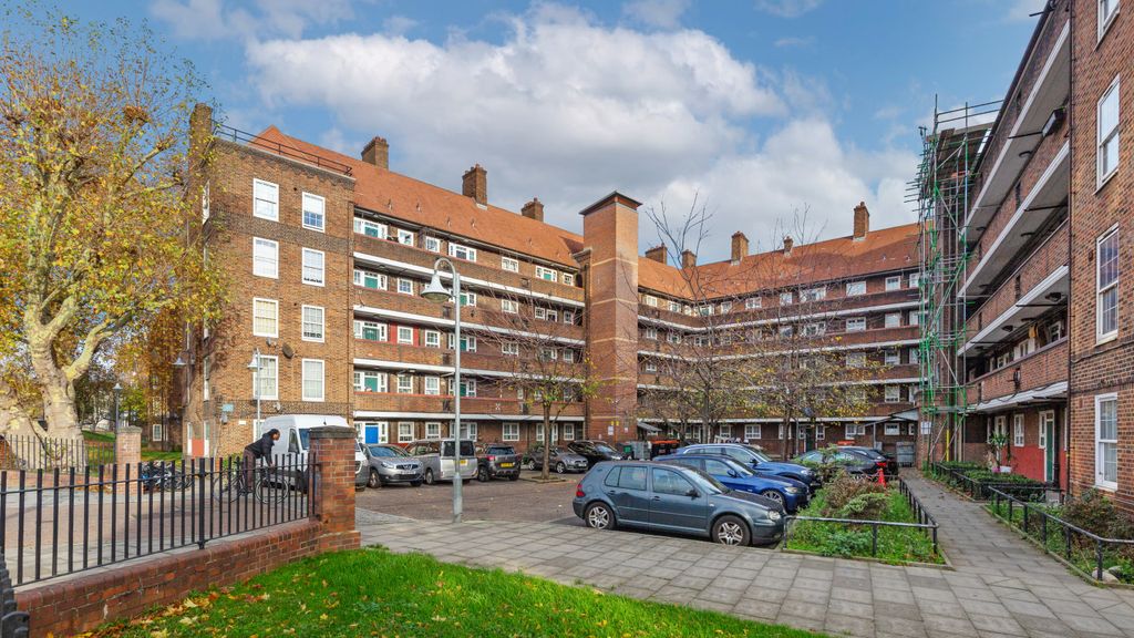 Property photo 1 of 12 Flat 11 Marden House, Pembury Estate, Hackney, London, E8 1Az