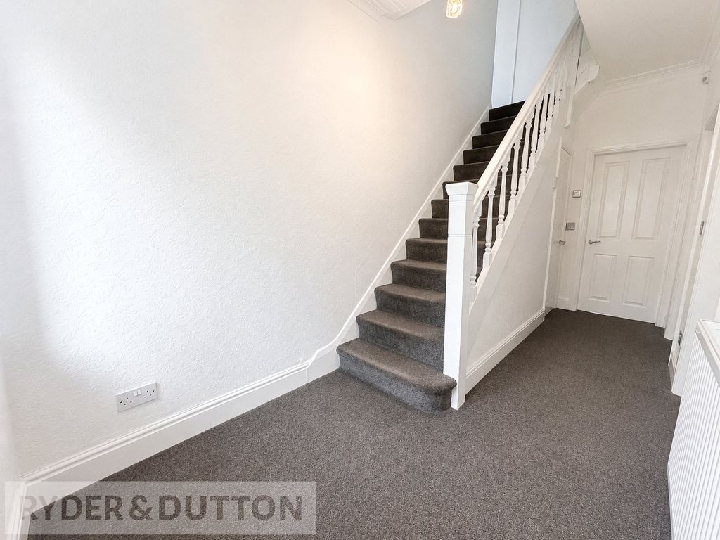 Property photo 3 of 18 Entrnace Hall
