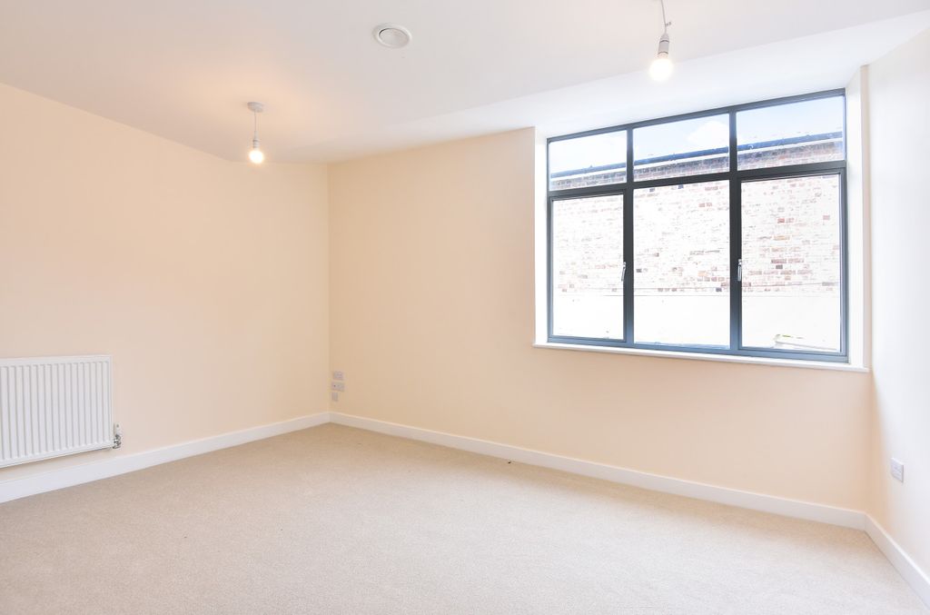Property photo 3 of 6 Master Bedroom